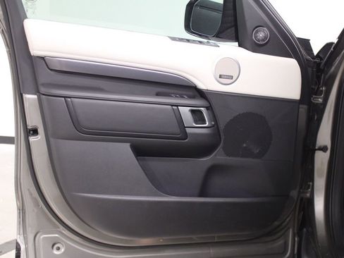 Used 2025 Land Rover Discovery Metropolitan Edition AWD/4WD image 17