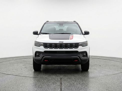 Used 2025 Jeep Compass Trailhawk image 2