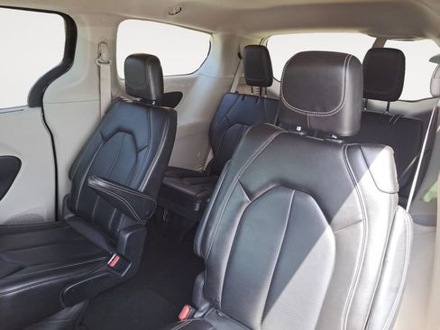 Used 2023 Chrysler Pacifica Touring-L FWD image 13