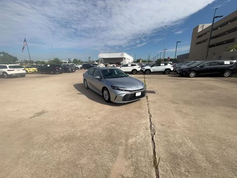 Used 2025 Toyota Camry LE image 16