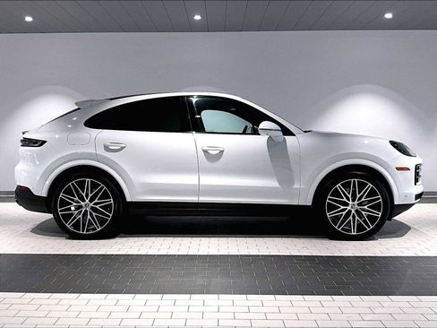 Used 2025 Porsche Cayenne Coupe image 11