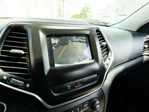 Used 2019 Jeep Cherokee Latitude Plus AWD/4WD image 35