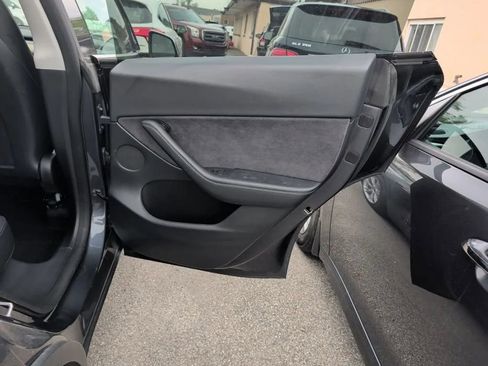 Used 2022 Tesla Model Y Long Range AWD/4WD image 17