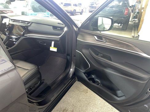 New 2026 Jeep Grand Cherokee L Limited w/ Limited Altitude Package image 15