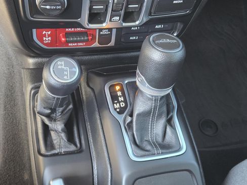 Used 2024 Jeep Gladiator Sport image 17