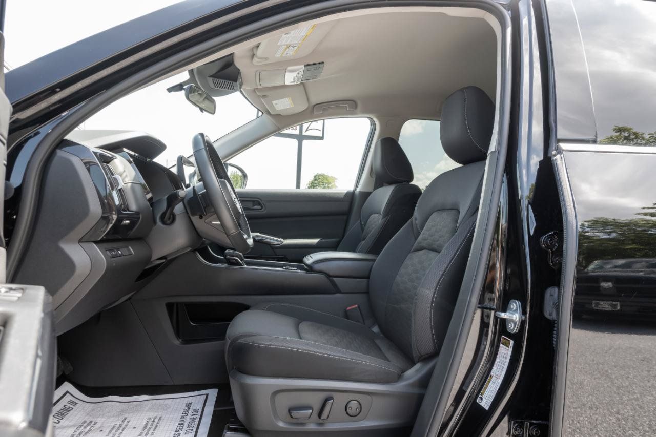 Used 2024 Nissan Pathfinder SV w/ Black Appearance Package AWD/4WD image 15