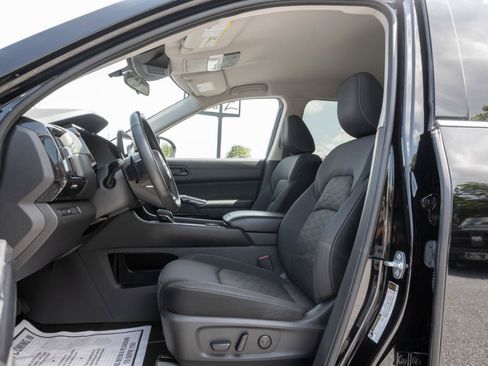 Used 2024 Nissan Pathfinder SV w/ Black Appearance Package AWD/4WD image 15