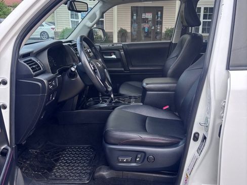 Used 2018 Toyota 4Runner SR5 AWD/4WD image 9