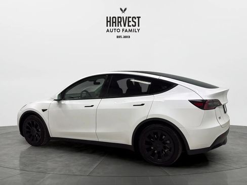 Used 2024 Tesla Model Y Long Range AWD/4WD image 3