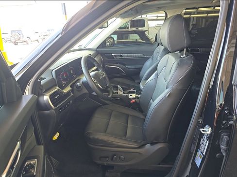 Used 2024 Kia Telluride EX w/ EX Captain's Chair Package AWD/4WD image 7