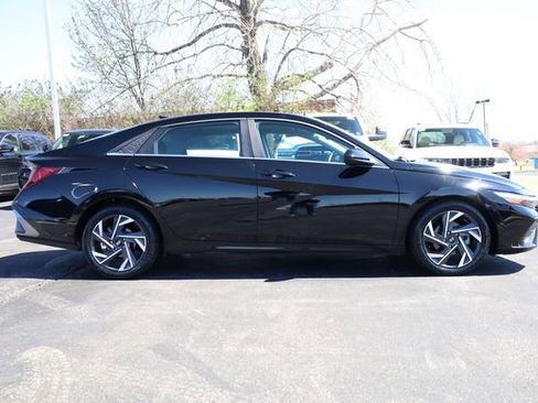 Used 2024 Hyundai Elantra SEL w/ Convenience Package image 3