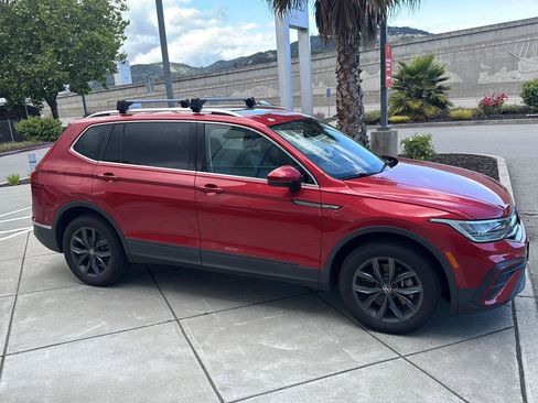 Used 2023 Volkswagen Tiguan SE w/ Panoramic Sunroof Package image 4
