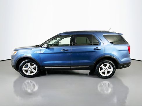 Used 2018 Ford Explorer XLT w/ Equipment Group 201A FWD image 4