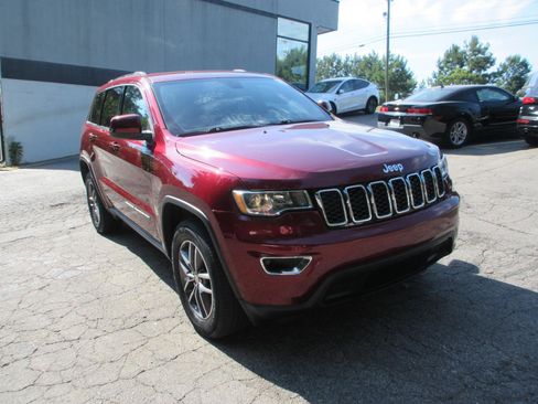 Used 2018 Jeep Grand Cherokee Laredo AWD/4WD image 3