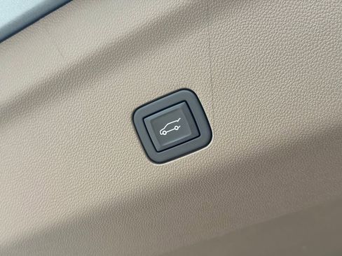 Used 2024 GMC Yukon Denali w/ Advanced Technology Package image 18