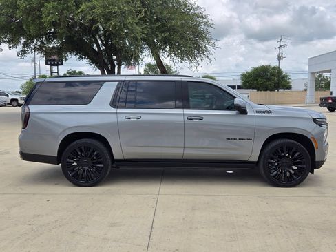 Certified 2025 Chevrolet Suburban High Country AWD/4WD image 8