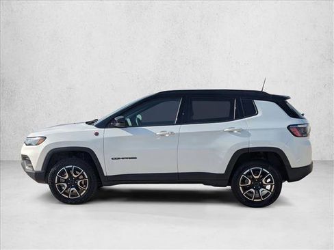 Used 2025 Jeep Compass Trailhawk AWD/4WD image 9