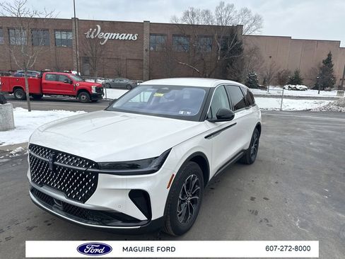 Used 2026 Lincoln Nautilus Premier image 9