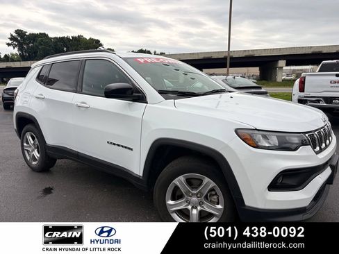 Used 2024 Jeep Compass Latitude AWD/4WD image 1