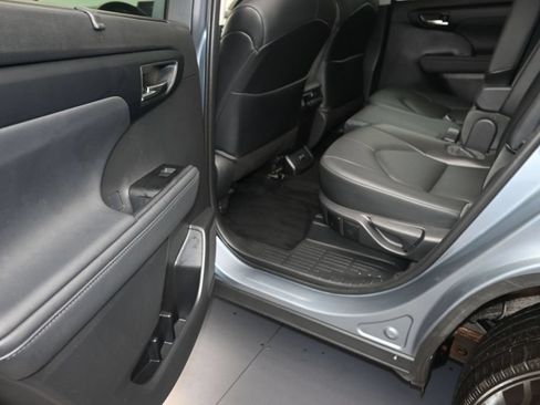 Used 2021 Toyota Highlander XLE AWD/4WD image 12