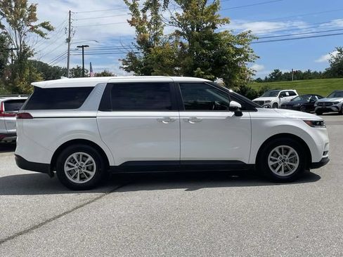 Used 2023 Kia Carnival LX FWD image 6