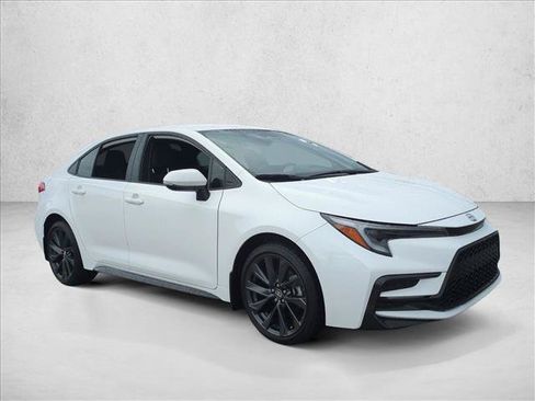 Used 2025 Toyota Corolla SE FWD image 3