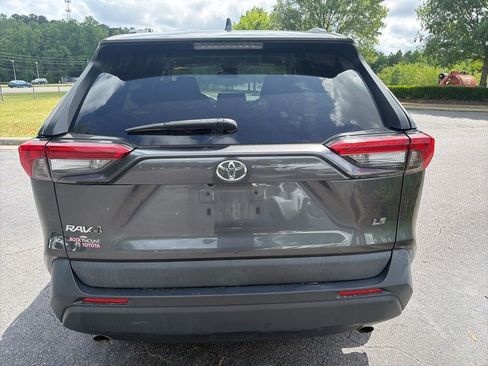 Used 2020 Toyota RAV4 LE FWD image 5