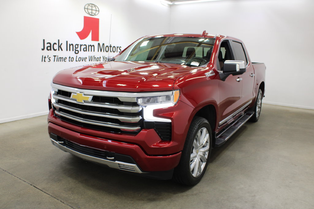 Used 2025 Chevrolet Silverado 1500 High Country w/ High Country Premium Package AWD/4WD image 2
