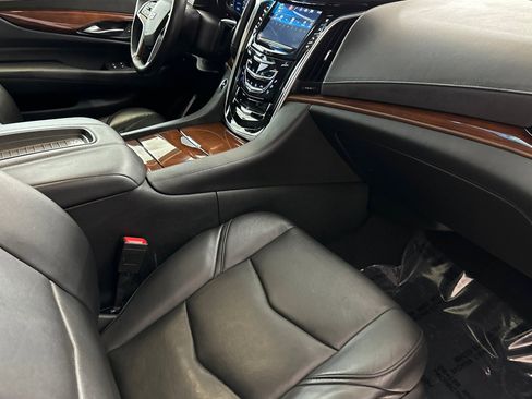 Used 2018 Cadillac Escalade Premium Luxury image 32