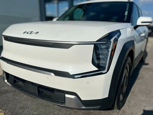 Used 2024 Kia EV9 Wind image 9