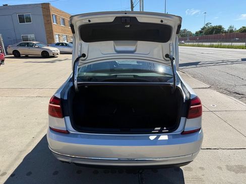 Used 2018 Volkswagen Passat 2.0T FWD image 17
