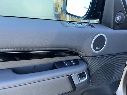 Used 2025 Land Rover Discovery S image 14