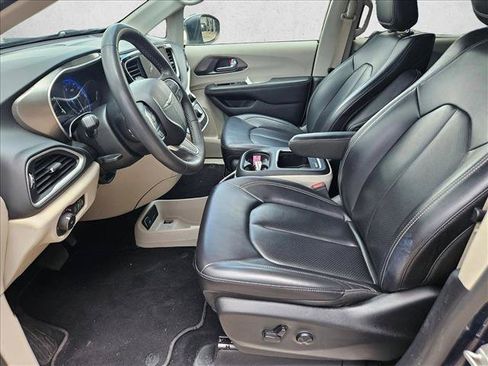 Used 2023 Chrysler Pacifica Touring-L FWD image 12