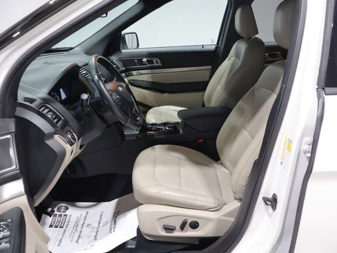 Used 2019 Ford Explorer XLT w/ Equipment Group 202A AWD/4WD image 9