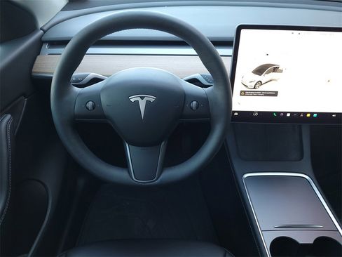 Used 2022 Tesla Model Y Long Range image 12