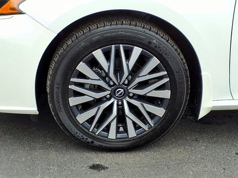 Used 2023 Nissan Altima 2.5 SV w/ SV Premium Package image 9