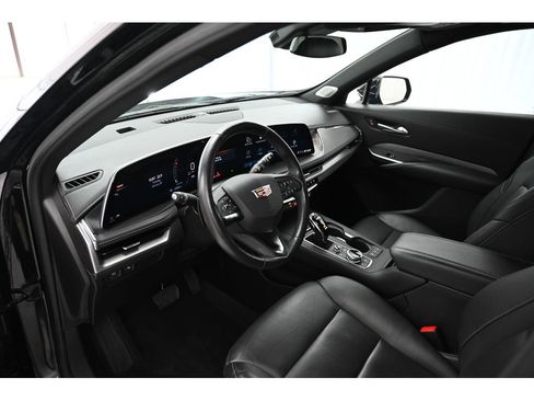 Used 2024 Cadillac XT4 Premium Luxury image 9