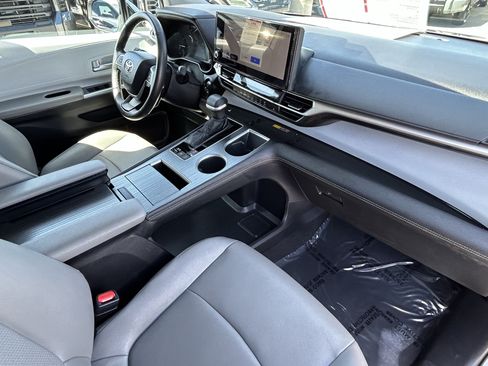 Certified 2025 Toyota Sienna XLE FWD image 9