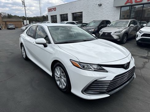 Used 2022 Toyota Camry LE image 3