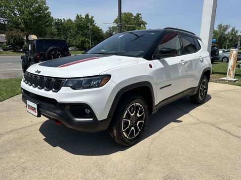 Used 2025 Jeep Compass Trailhawk AWD/4WD image 4