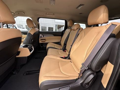 Used 2023 Kia Carnival LX FWD image 26