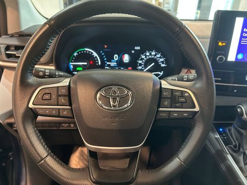 Used 2025 Toyota Sienna XLE FWD image 24