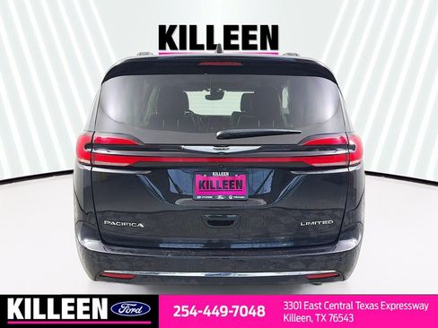 Used 2023 Chrysler Pacifica Limited image 7