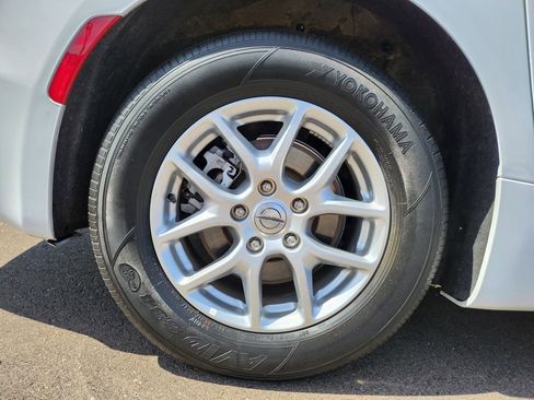 Used 2024 Chrysler Pacifica Touring-L FWD image 38