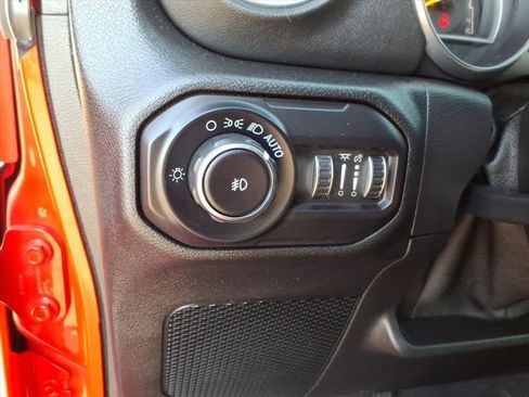 Used 2018 Jeep Wrangler Unlimited Sahara AWD/4WD image 29