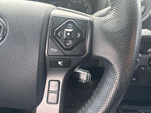 Used 2018 Toyota Tacoma TRD Off-Road AWD/4WD image 20