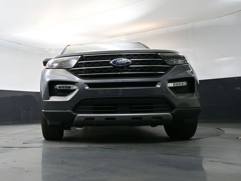 Used 2024 Ford Explorer XLT w/ Equipment Group 202A AWD/4WD image 19