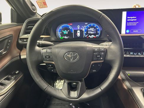 Used 2023 Toyota Crown Limited image 15