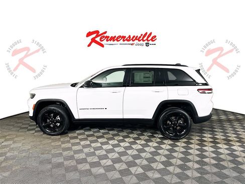 New 2025 Jeep Grand Cherokee Altitude image 4