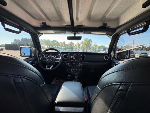 Used 2018 Jeep Wrangler Unlimited Sahara AWD/4WD image 21